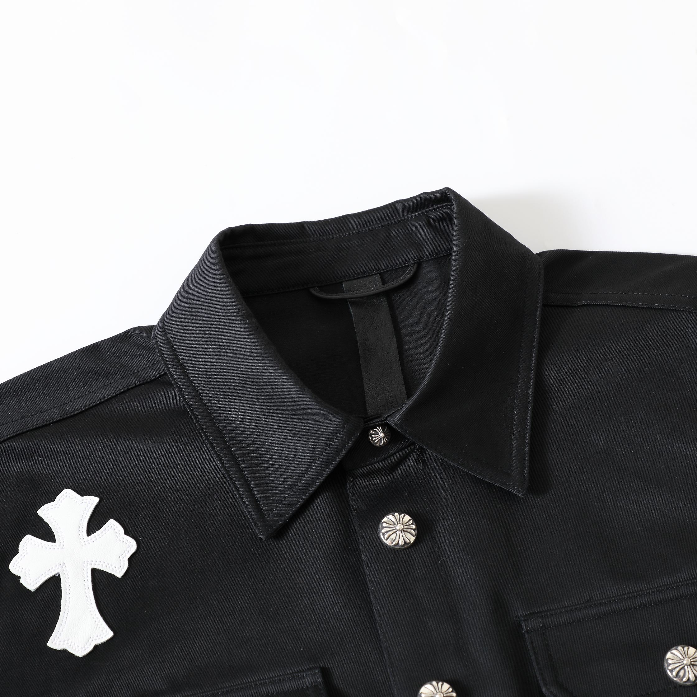 CH limited edition blue and white shirt jacket, unisex style. The fabric is made of double-strand combed yarn blended with cotton. Minimum order quantity is 3000 yards. Custom production cycle is two months. We strive for perfection in details. To en