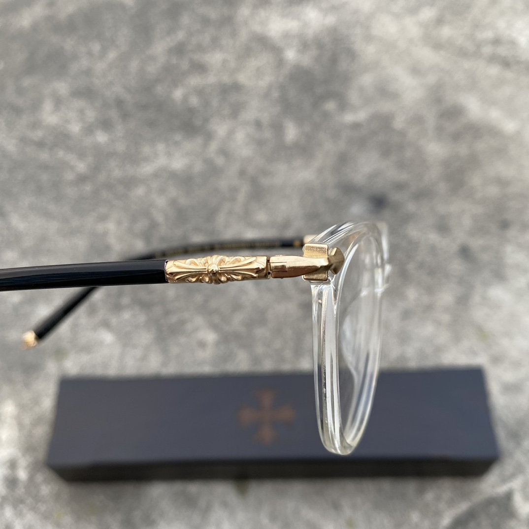 CH Transparent Gold Cross Flower GlassesA super popular pair, identical to the original, with high-quality nose pads and meticulous attention to detail. Exclusive hand-engraved lettering. Only a few hundred yuan!Glasses are personal items; we do