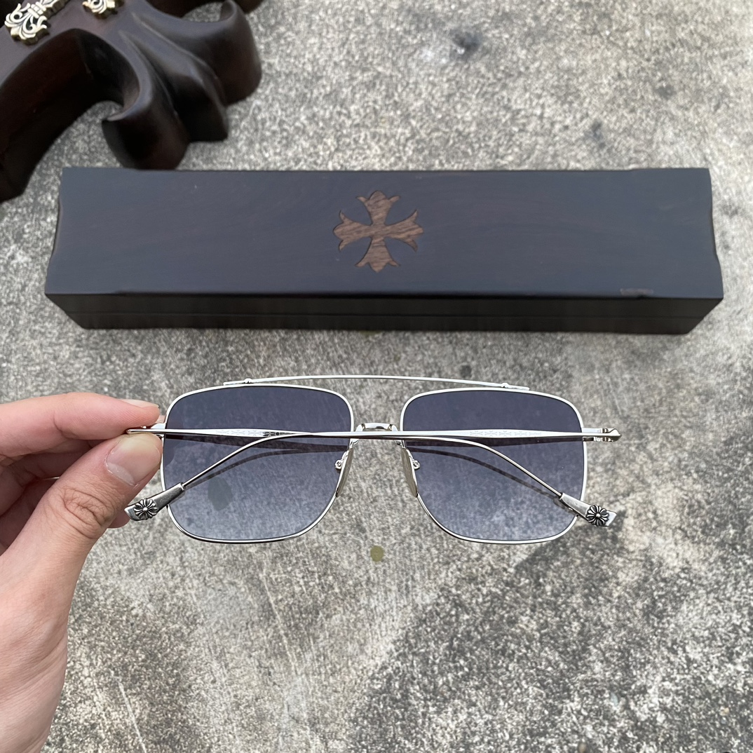 CH Aviator Sunglasses (Dark Blue)A super popular pair, identical to the original, with high-quality nose pads and meticulous attention to detail. Exclusive hand-engraved lettering. Only a few hundred yuan!Eyeglasses are personal items; we do not