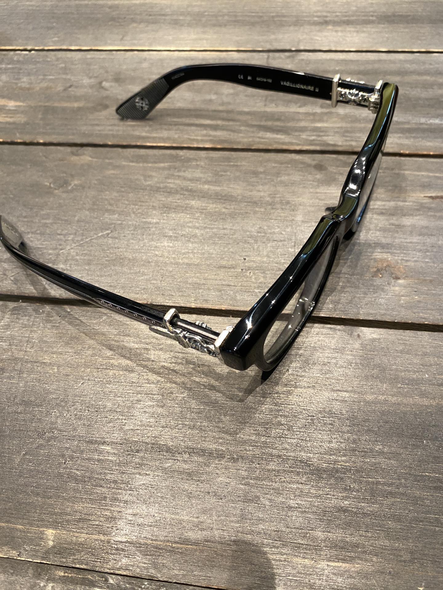 Chrome Hearts925 Sterling Silver Accessories, Glossy Black Sword GlassesCombination frame with two 925 sterling silver sword ornaments. Two cross-shaped details inside. 1:1 replica, meticulous attention to detail. The large black frame is very fl