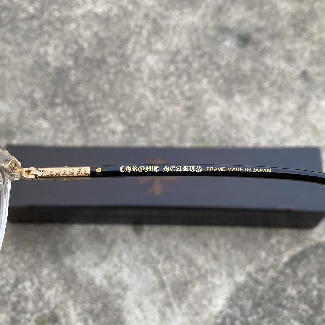 CH Transparent Gold Cross Flower GlassesA super popular pair, identical to the original, with high-quality nose pads and meticulous attention to detail. Exclusive hand-engraved lettering. Only a few hundred yuan!Glasses are personal items; we do