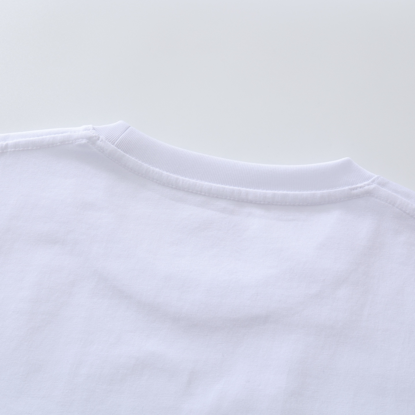 CH's new city-limited short-sleeved T-shirt. Two colors and all sizes are now available. The fabric is 26-knit 200g 100% cotton. Garment washed finish. Printed using ink printing. Custom accessories. Produced by a major factory, showcasing exceptiona