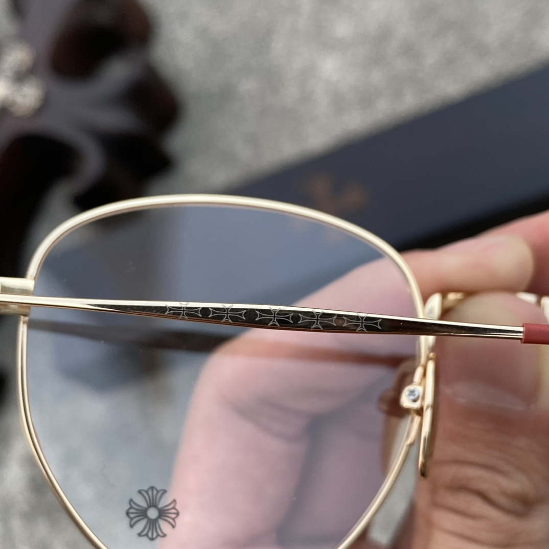 CH Ultralight Pure Titanium Cross-Shaped Glasses (Red and Gold Color Scheme)A super popular pair! Consistent with the original, nose pads, and mixed-media quality. Every detail is meticulously crafted, including exclusive hand-engraved lettering. O