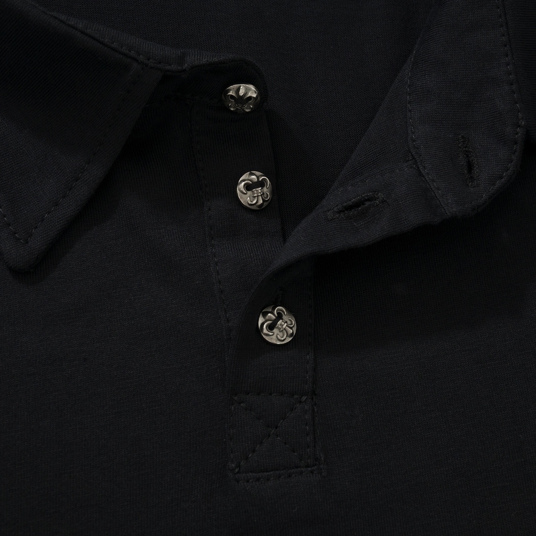 CH Chrome Hearts 24SS Sanskrit Print Polo ShirtMade from custom-woven and dyed 220g pure cotton, soft and comfortable to the touch, very skin-friendly, versatile and simple. The collar and chest prints use imported ink for 3D printing with consiste