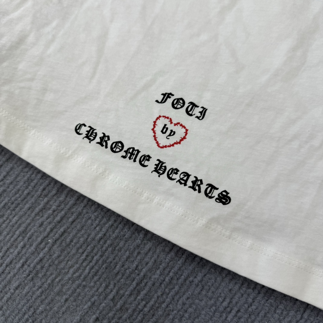 Chrome Hearts Vintage Bestseller V-Neck Women's Limited Edition Short-Sleeve T-ShirtMade with custom-dyed Yb pure cotton fabric, soft and delicate, complete with matching neckline sizesSizes: S M L