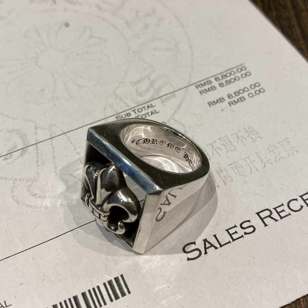 Chrome HeartsTop-Quality Domestic Version: Hollowed-Out Scout Flower RingAuthentic Design, High-Quality Antique and Engraving, Oxidized TextureYears of Refinement, No Further Modification Needed. Original Camera Photos. This hollowed-out cross