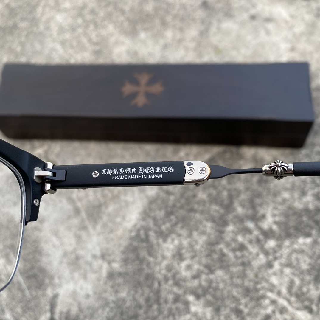 CH Matte Black Sword Cross GlassesA super popular pair, identical to the original, with high-quality nose pads and meticulous attention to detail. Exclusive hand-engraved lettering. Only a few hundred yuan!Glasses are personal items; we do not of