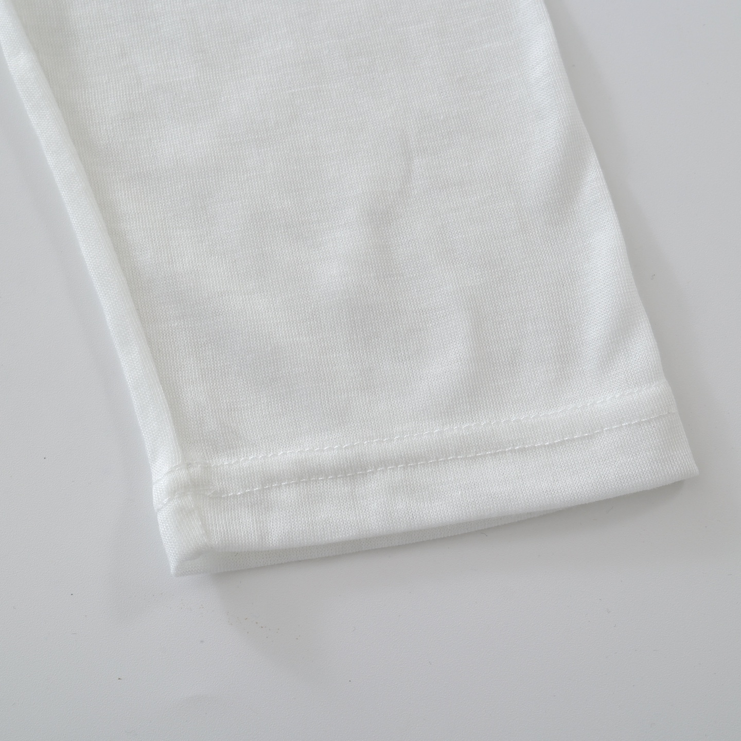 CH's new five-star flag lightweight sun-protective long-sleeved shirt. Two colors and all sizes are now available. The fabric is 130g 20% ​​linen and 80% polyester. The print uses an imported Israeli printing machine with heat transfer printing techn