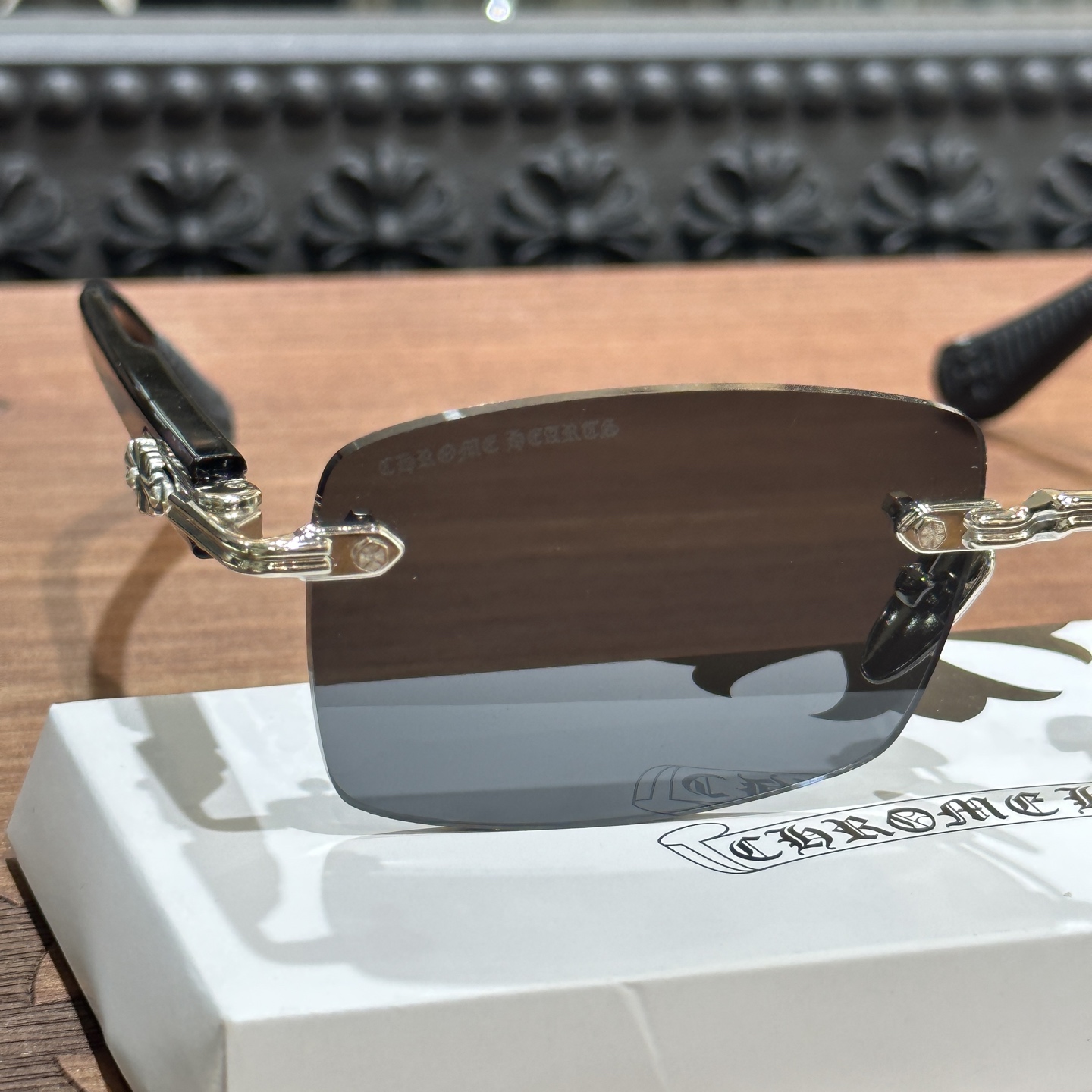 CH Sunglasses Model: DEEP IIMaterial: 925 SilverSize: 57 (20-146)Accessories: Eyeglass Case, Eyeglass Cleaning ClothA summer essential! Looks incredibly cool on!