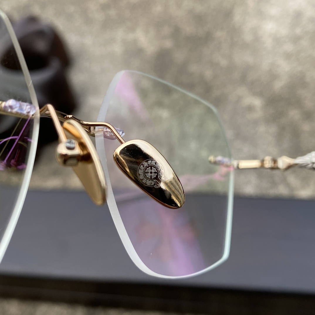 CH Frameless Square Gold Cross GlassesA super popular model, identical to the original, with high-quality nose pads and meticulous attention to detail. Exclusive hand-engraved lettering. Only a few hundred yuan!Glasses are personal items; we do n