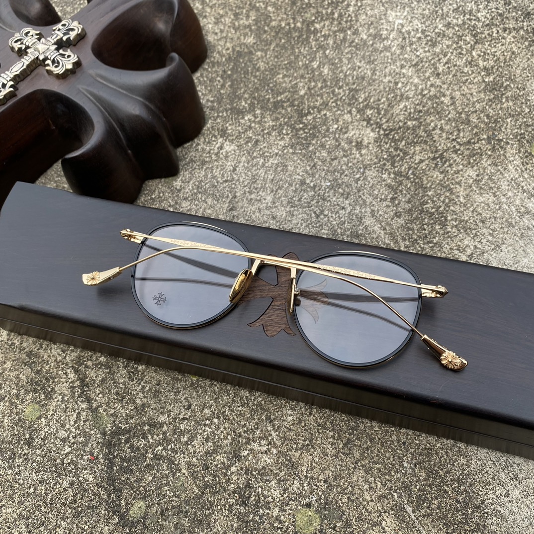 CH Black-rimmed Gold-plated Cross-Patterned GlassesA super popular pair, identical to the original, with high-quality nose pads and meticulous attention to detail. Exclusive hand-engraved lettering. Only a few hundred yuan!Glasses are personal it