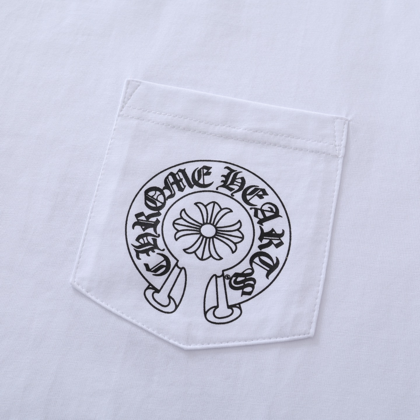 CH's new city-limited short-sleeved T-shirt. Two colors and all sizes are now available. The fabric is 26-knit 200g 100% cotton. Garment washed finish. Printed using ink printing. Custom accessories. Produced by a major factory, showcasing exceptiona