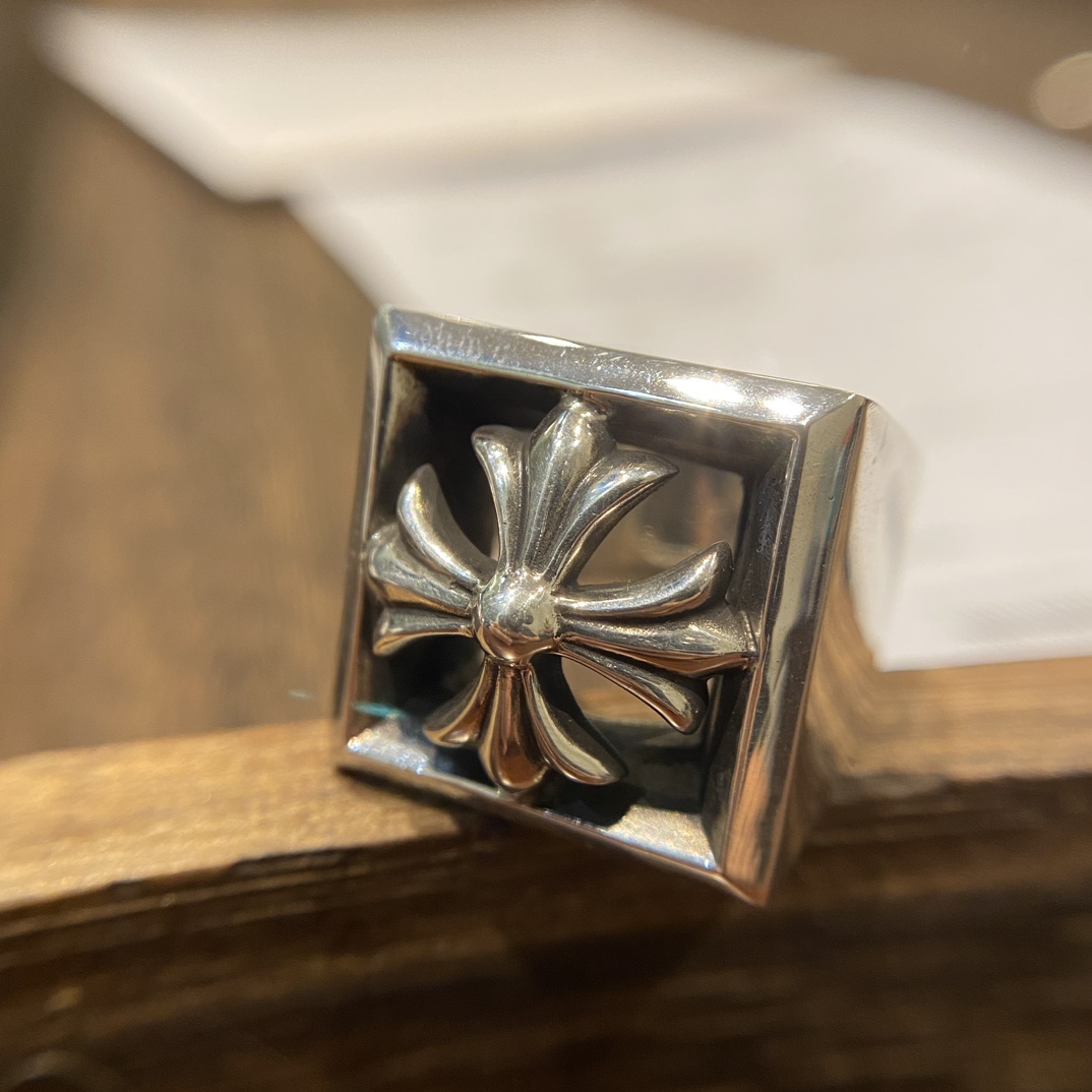 Chrome HeartsTop-quality domestic version: Hollowed-out cross ringAuthentic design, genuine-grade distressed and engraved finish, anodized textureYears of refinement, no further modifications needed. Original camera photos. The hollowed-out cro