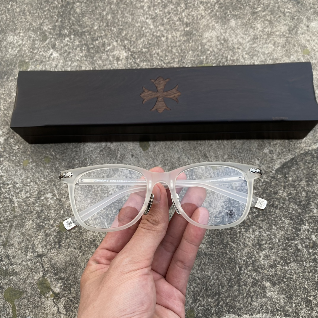 CH Semi-transparent Cross-Pattern GlassesA super popular pair, identical to the original, with high-quality nose pads and meticulous attention to detail. Exclusive hand-engraved lettering. Only a few hundred yuan!Glasses are personal items; we do