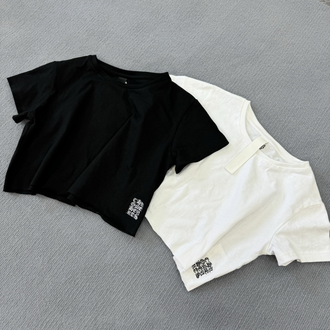 Chrome Hearts Lisa's Embroidered Cross Short-Sleeve T-ShirtMade of 140g pure cotton fabric. Imported embroidery is rich and clear. In stock.Sizes: S, M, L