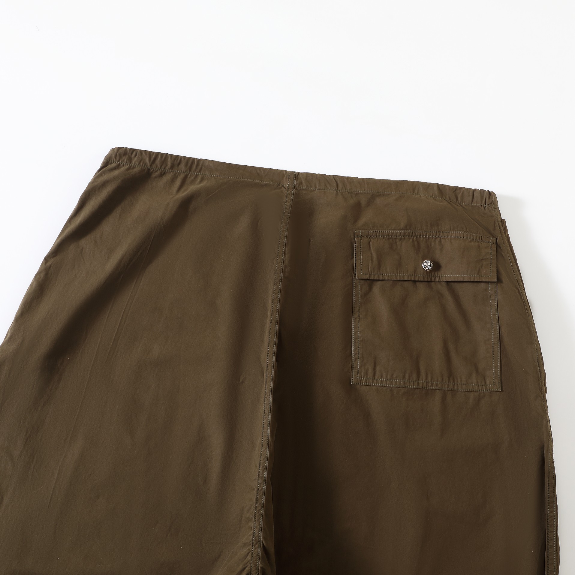 CH Chrome Hearts 24ss Drawstring Wide-Leg Paratrooper PantsOriginal version purchased for over 20,000 RMB. Made of military green custom-dyed pure cotton fabric, 200g, thick and breathable. Sizes are the same as the original, only one size available
