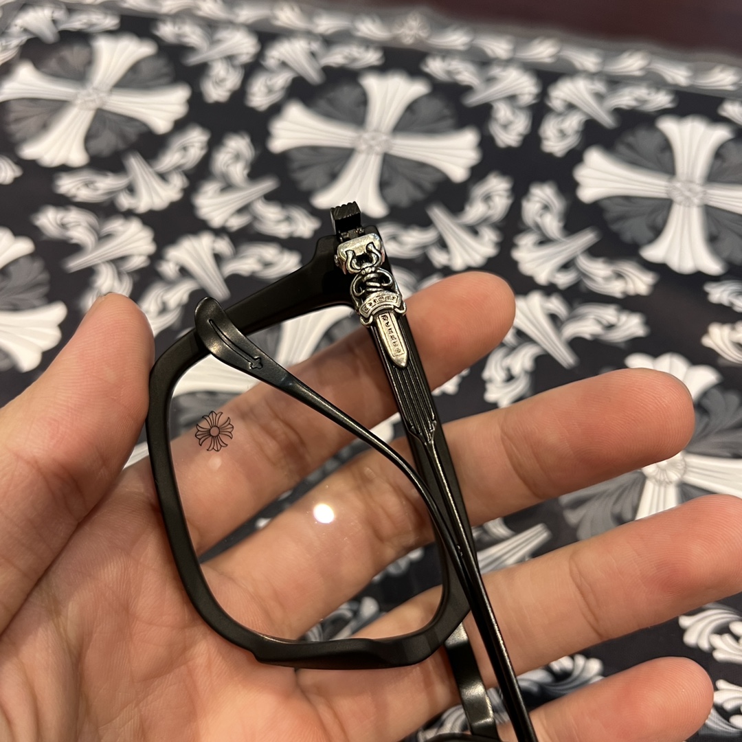 ✟𝐂𝐡𝐫𝐨𝐦𝐞𝐡𝐞𝐚𝐫𝐭✟Matte black color scheme, black frame, sword and dagger style glassesExtremely comfortable to wear 😌Accessories: 925 silver. This is another pair of glasses with top-quality 925 silver accessories. It will definitely exceed your exp