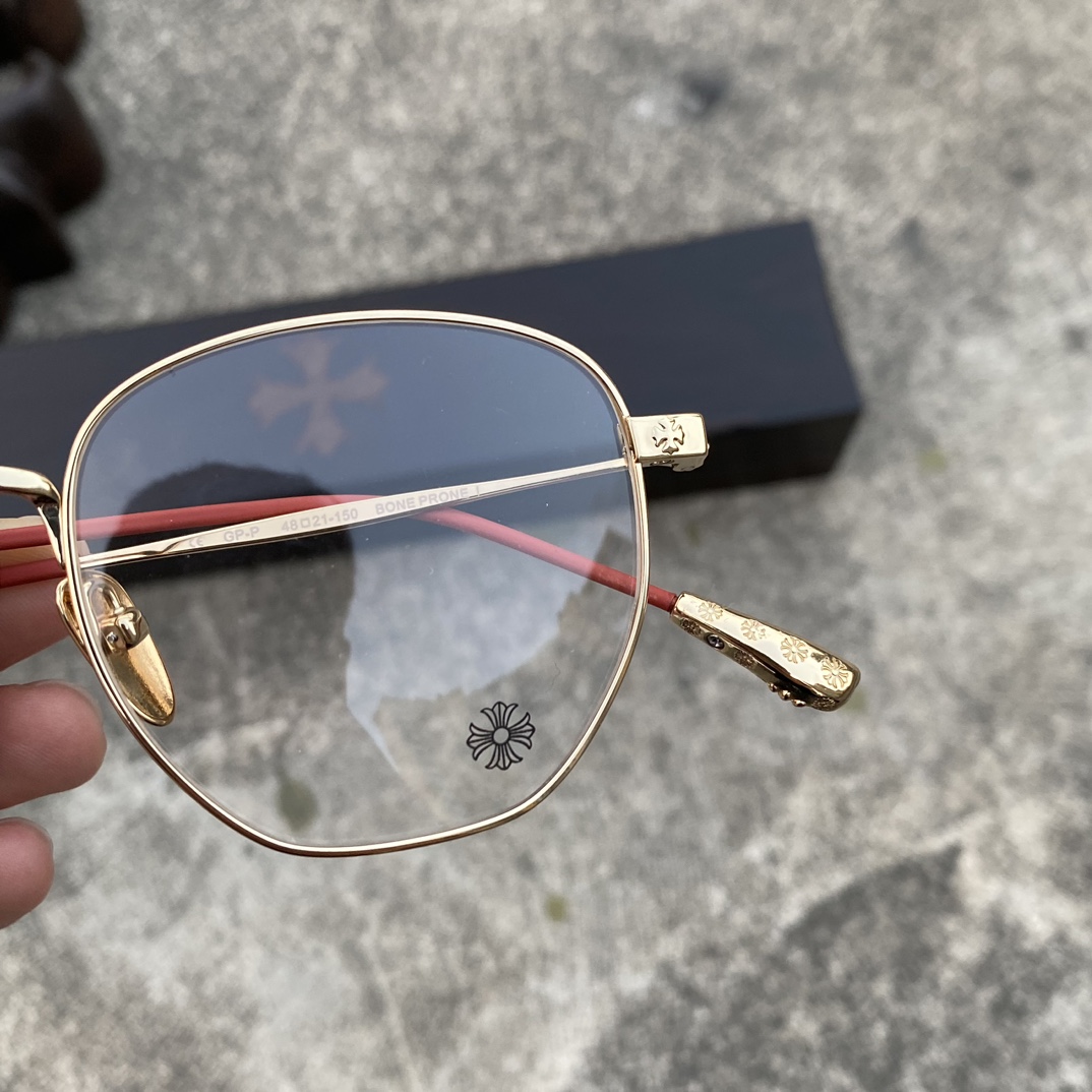 CH Ultralight Pure Titanium Cross-Shaped Glasses (Red and Gold Color Scheme)A super popular pair! Consistent with the original, nose pads, and mixed-media quality. Every detail is meticulously crafted, including exclusive hand-engraved lettering. O