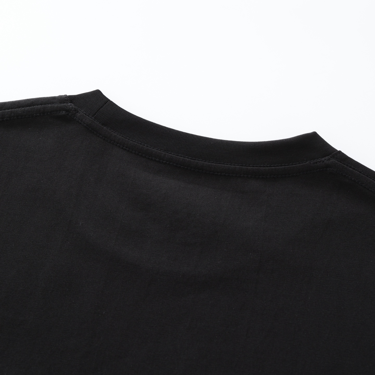 CH's new city-limited short-sleeved T-shirt. Two colors and all sizes are now available. The fabric is 26-knit 200g 100% cotton. Garment washed finish. Printed using ink printing. Custom accessories. Produced by a major factory, showcasing exceptiona