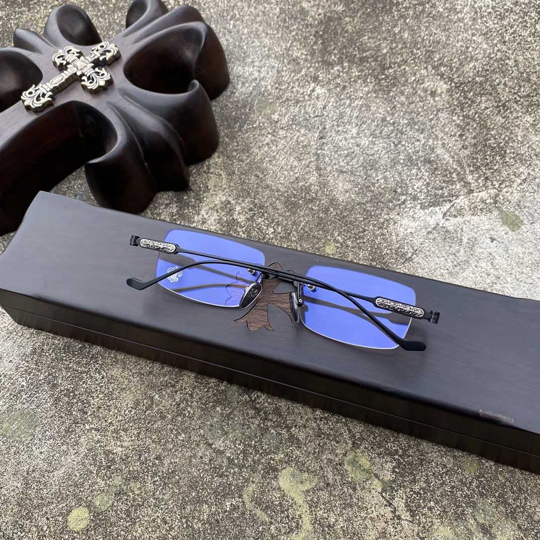 CH Frameless Cross-Patterned Matte Black GlassesA super popular pair, identical to the original, with high-quality nose pads and meticulous attention to detail. Exclusive hand-engraved lettering. Only a few hundred yuan!Glasses are personal items