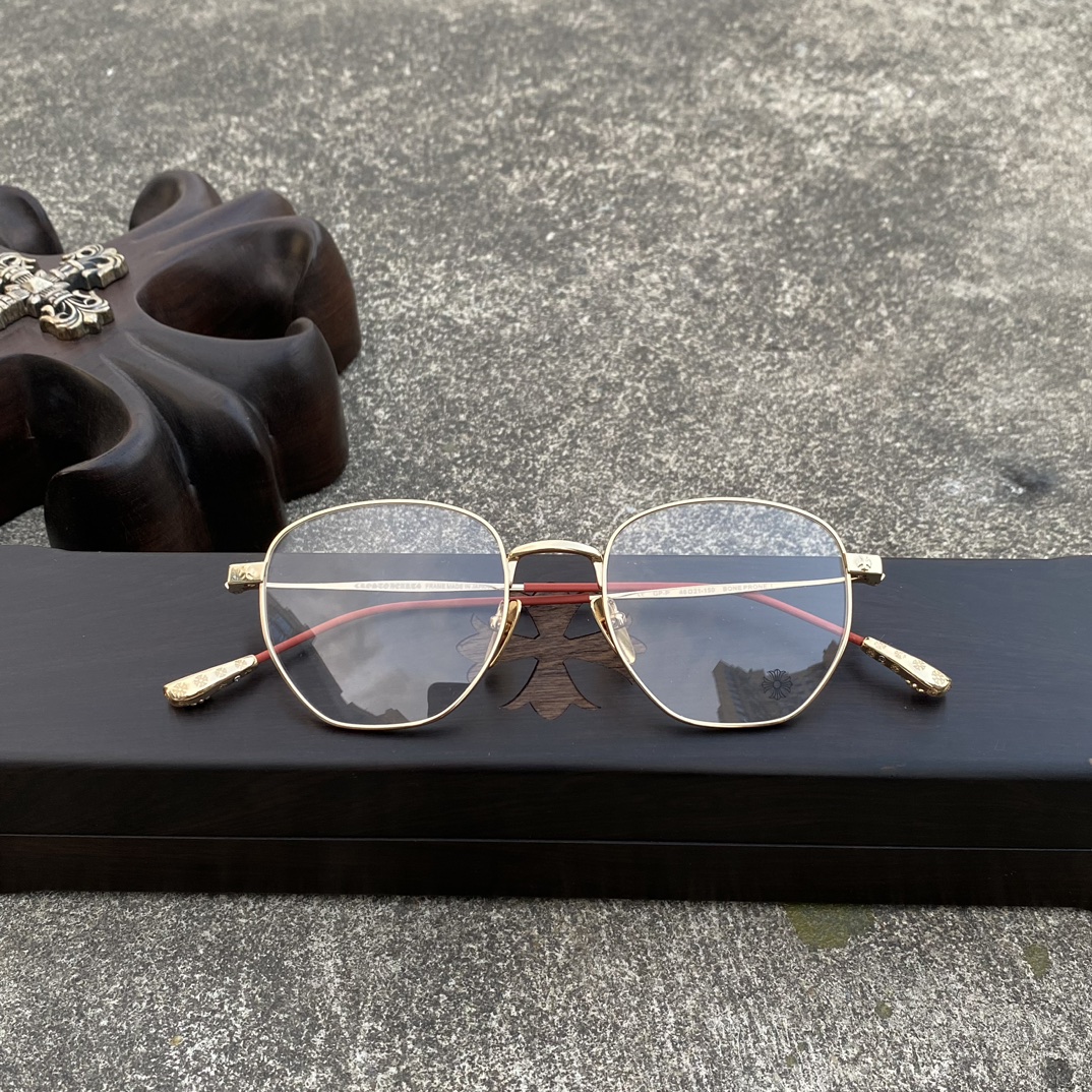CH Ultralight Pure Titanium Cross-Shaped Glasses (Red and Gold Color Scheme)A super popular pair! Consistent with the original, nose pads, and mixed-media quality. Every detail is meticulously crafted, including exclusive hand-engraved lettering. O