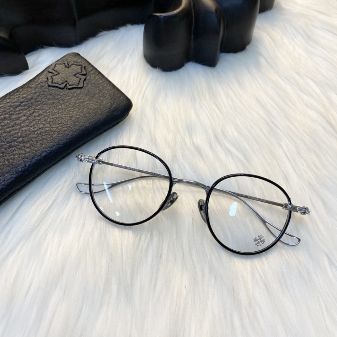 【Chrome Hearts Silver Accessories, Black Cross Glasses】Total weight: 16 grams. Extremely lightweight.Feels like you're not wearing any.Suitable for everyday wear, very comfortable.Accessories are 925 sterling silver, identical to the authentic p