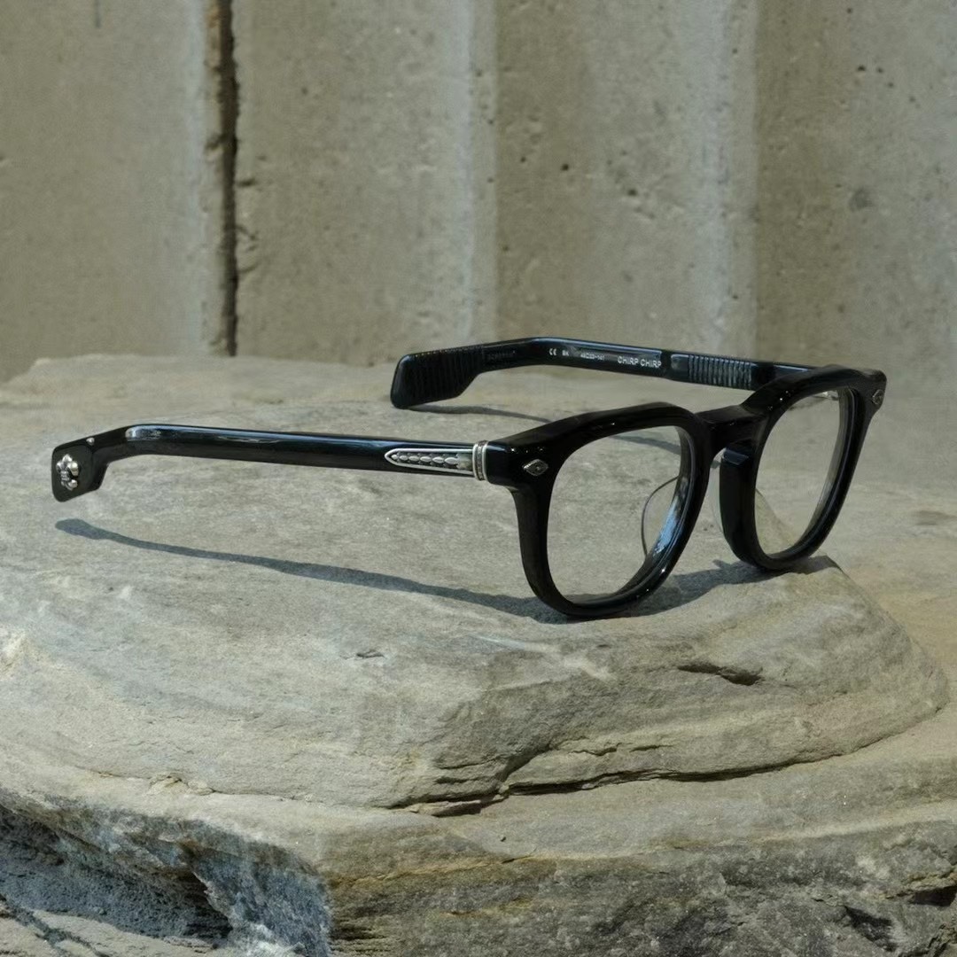 The first batch of 100 pairs is exclusively for existing partners. A second batch of 200 pairs will be available on the market. Exclusive 925 sterling silver accessories, scout flower design with flame elements. This set uses more silver than before,