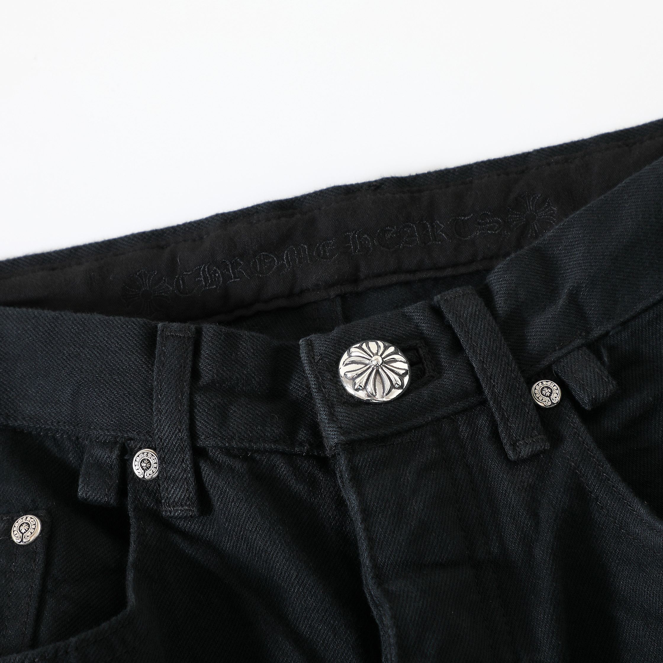 CH exclusively developed the Flame Red Label Fabric Sole, available in two versions (with and without flame). A boon for remake enthusiasts! Customize it to your liking. Made with original red-edged fabric, resulting in a high cost. The hardware also