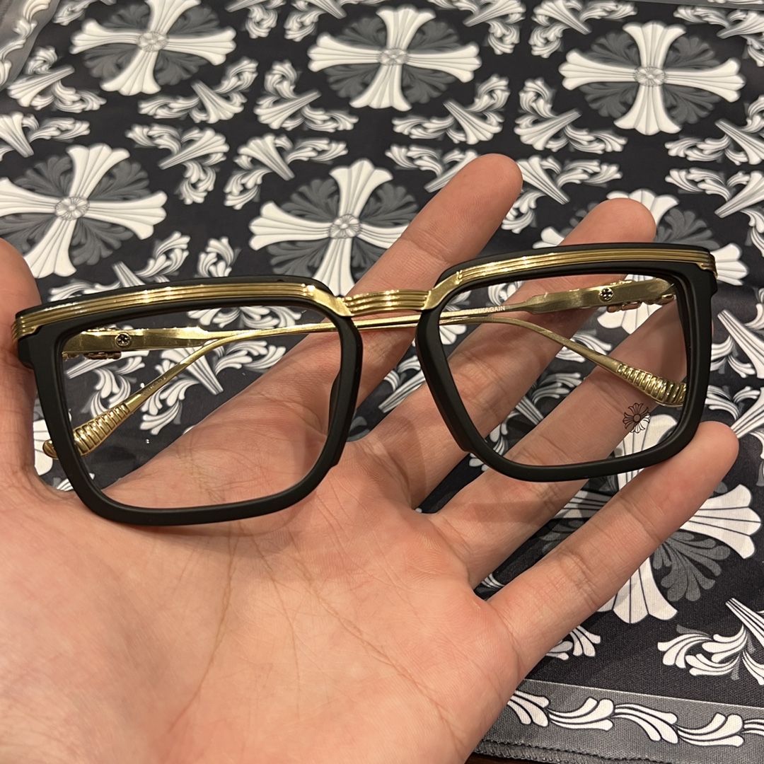 ✟𝐂𝐡𝐫𝐨𝐦𝐞𝐡𝐞𝐚𝐫𝐭✟Black and gold color scheme, black-rimmed sword and dagger style glassesFrosted black frame texture, extremely comfortable to wear. Accessories: 925 sterling silver plated with 22k gold.This is another top-quality pair of glasses w