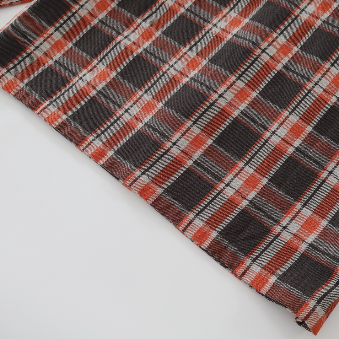 CH's new yellow-orange flannel plaid shirt is now available in all sizes. Made with 11-count double-ply 240g (260g after washing) cotton blend flannel, featuring a brushed front, laser infrared positioning, hand-cutting, and precise alignment. Includ