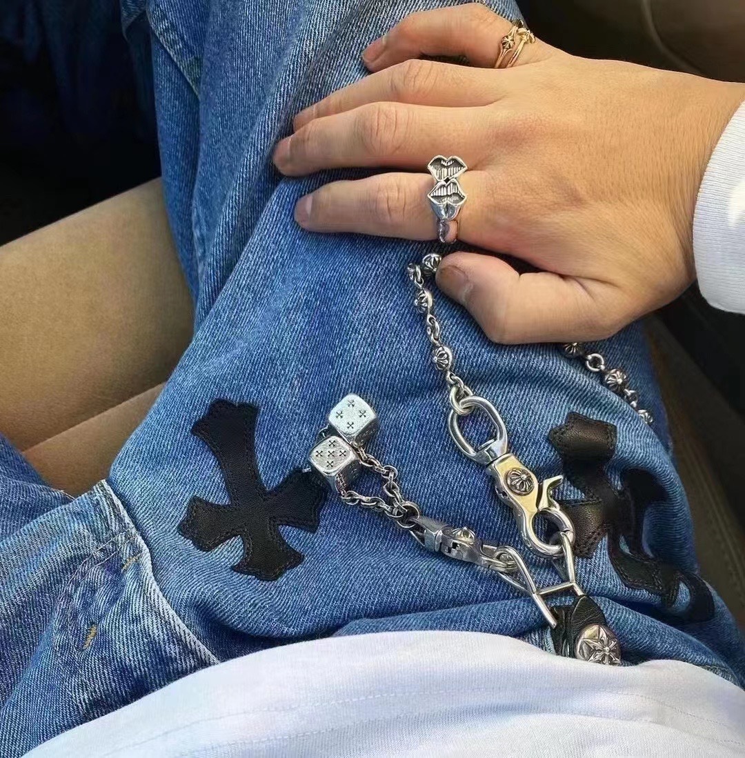 ✟𝐂𝐡𝐫𝐨𝐦𝐞𝐡𝐞𝐚𝐫𝐭✟Chrome Hearts New Dice KeychainWeight 70+ gramsPerfect for pairing with jeansAnd also great as a bag charm. Attention to detail.