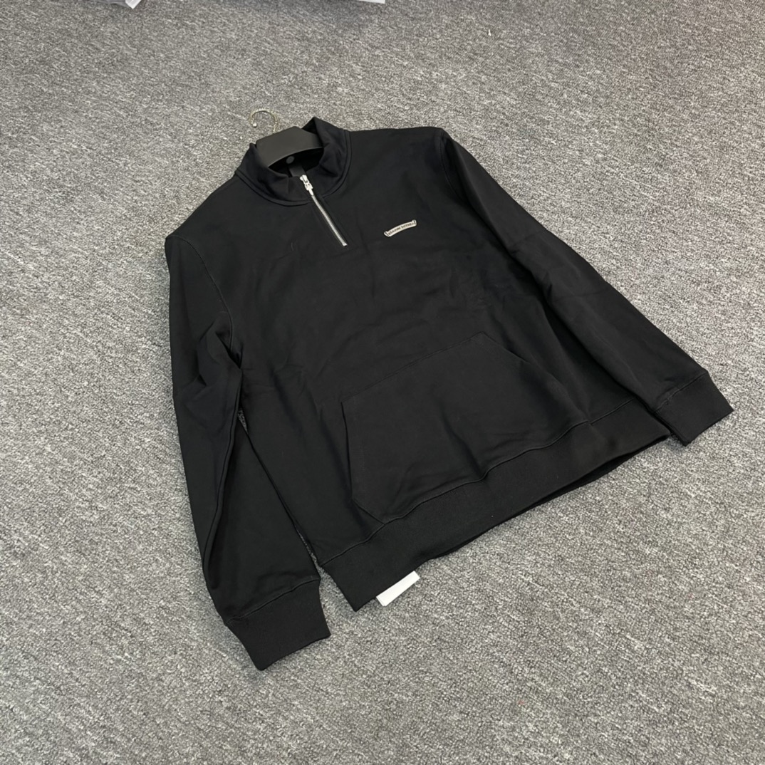 Chrome Hearts' latest cross-stitch stand-collar sweatshirt. Made from custom-dyed pure cotton fabric, with imported ink printing for a three-dimensional effect. The embroidery is full and detailed, featuring thousands of stitches. Perfectly customize