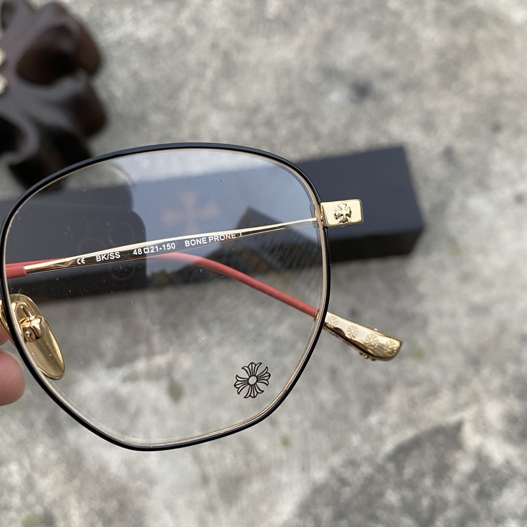 CH Ultralight Pure Titanium Cross-Shaped Glasses (Black Frame, Red and Gold Color Scheme)A super popular model, identical to the original, with high-quality nose pads and meticulous attention to detail. Exclusive hand-engraved lettering. Only a few