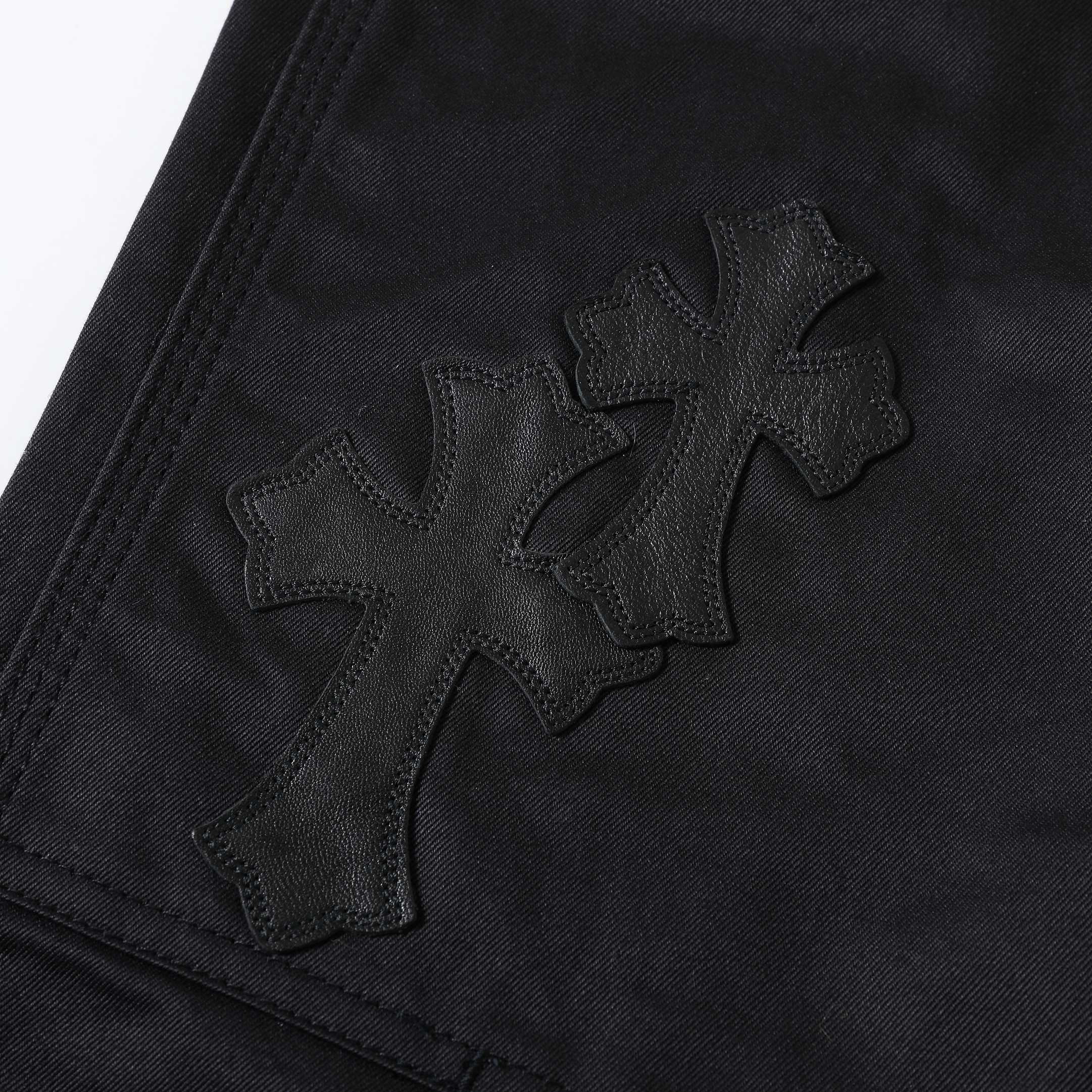 CH Black Leather Leopard Print Cargo Pants. Original version purchased for over 40,000 RMB. Loose fit. Special fabric with special post-processing to achieve a color accuracy of 95% or higher. Exclusive silver-plated hardware. Those in the know under