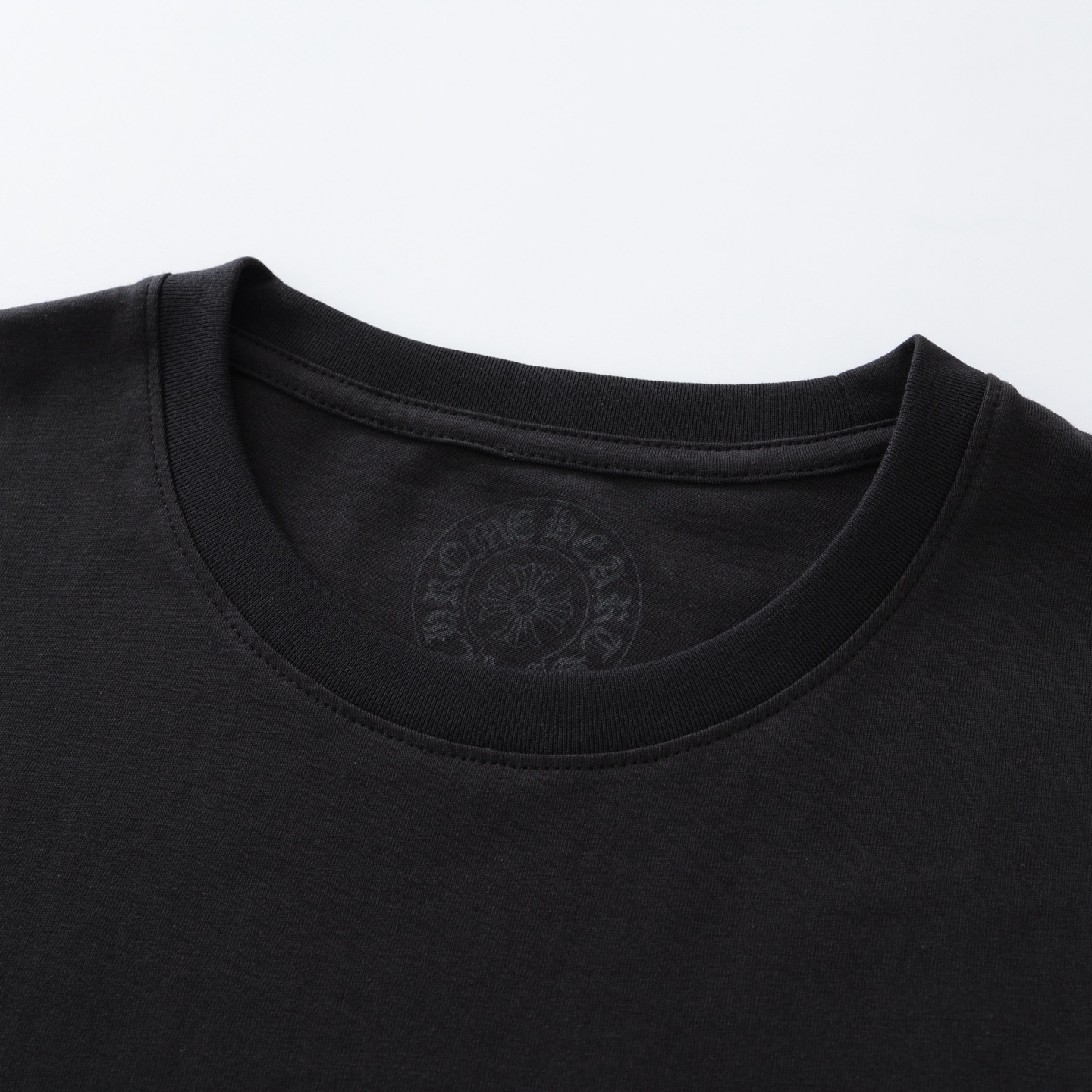 CH's new Phantom Cross Short-Sleeve T-Shirt. Available in two colors and all sizes. Made of 230g 26-knit cotton with a garment-wash finish. The print uses an ink-printing process. Custom-made accessories. High-quality craftsmanship from a reputable m