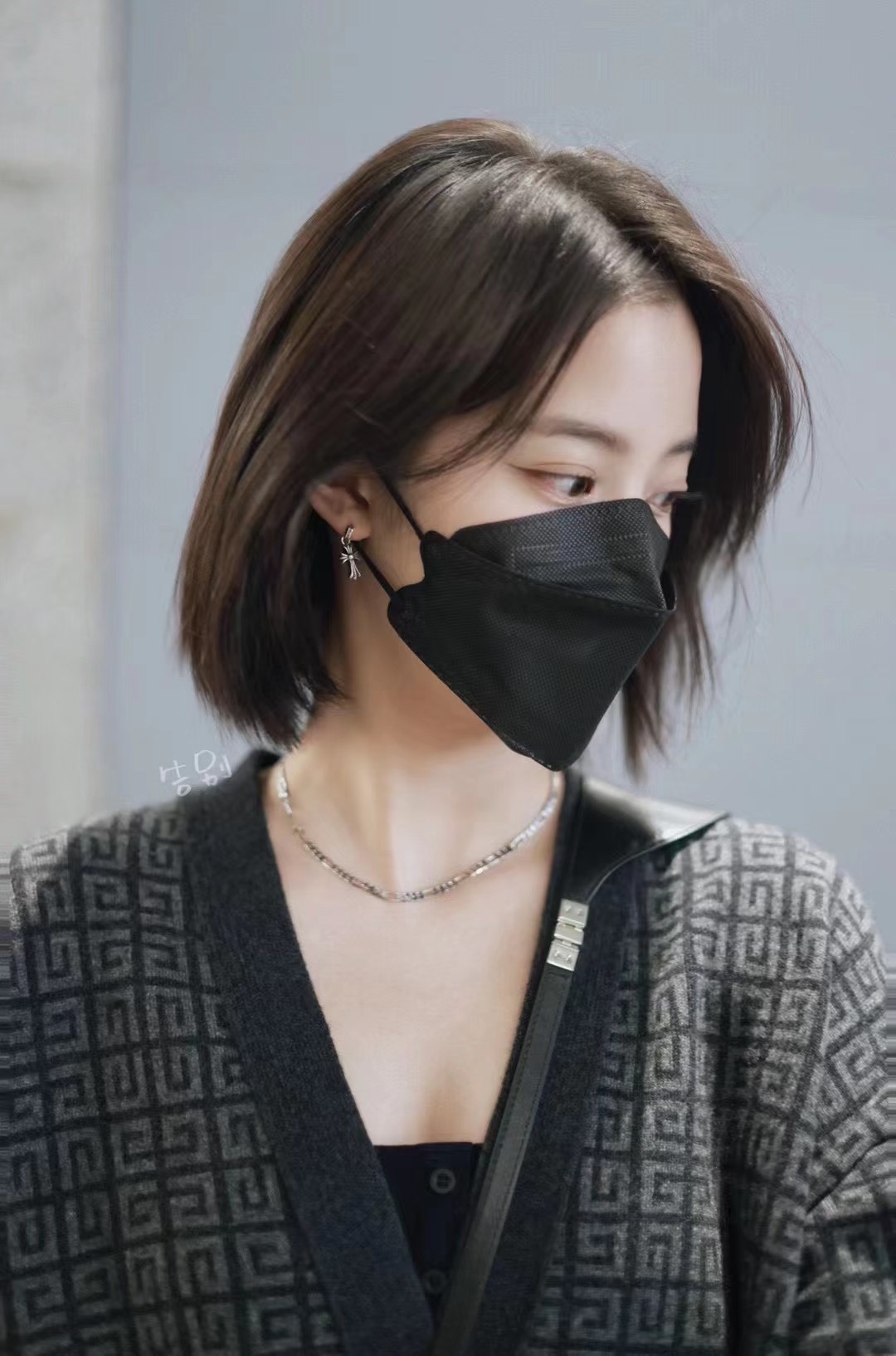 [Ready Stock, Ships Immediately] Chrome Hearts Babyfat Earrings. A best-selling classic earring style worn by numerous celebrities and influencers. Exclusive 14k gold post with cross-shaped details identical to the original. Distinguished from copper