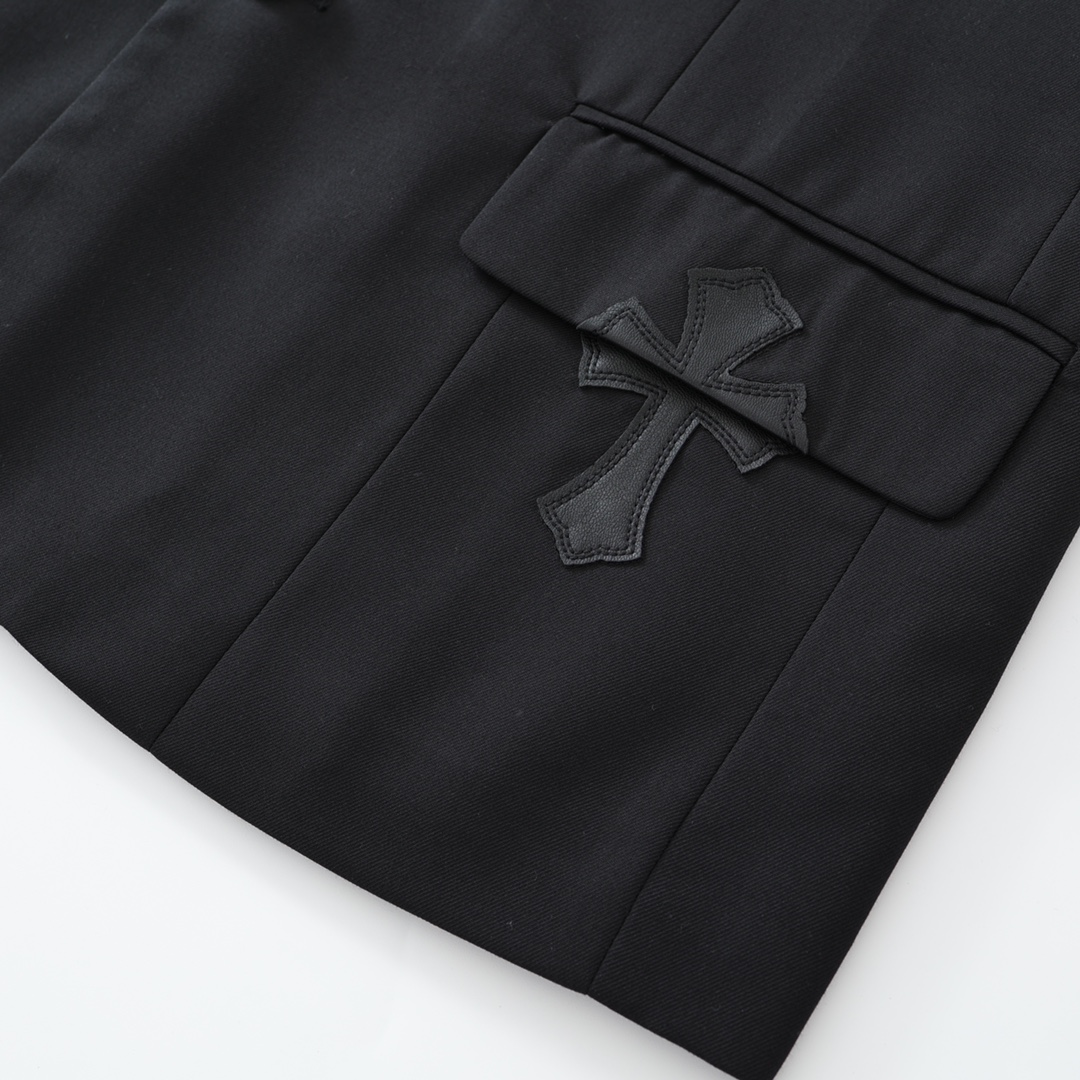 CH's new collaboration with CDG suits. All sizes are now available. Original version purchased from Hangzhou Guozhuan for 27,000 RMB. Fabric: custom-woven wool yarn, custom-woven silk (lining, piping, pockets), custom genuine lambskin cross, appliqué