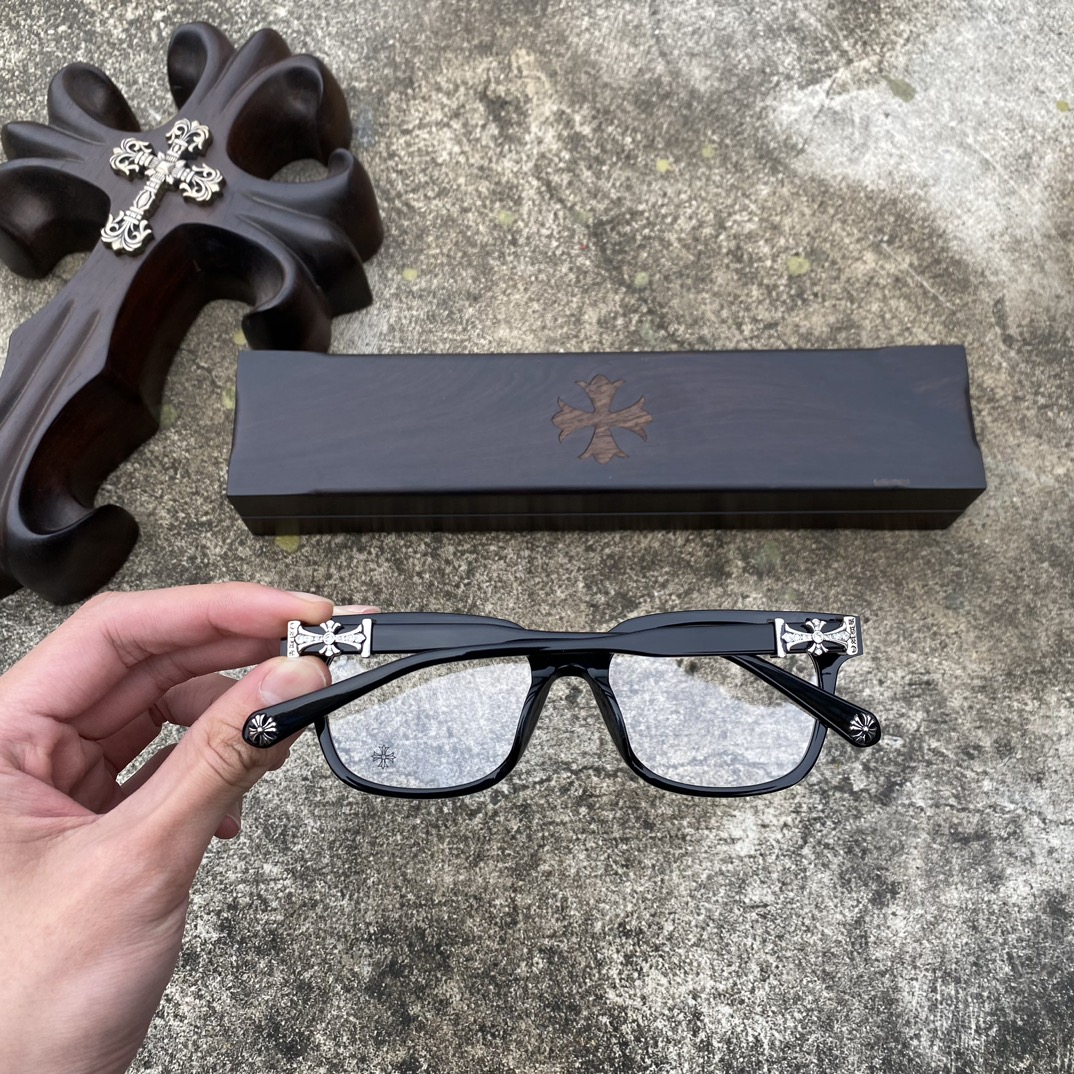 CH Diamond-Studded Cross-Frame Black GlassesA super popular pair, identical to the original, with high-quality nose pads and meticulous attention to detail. Exclusive hand-engraved lettering. Only a few hundred yuan!Glasses are personal items; we
