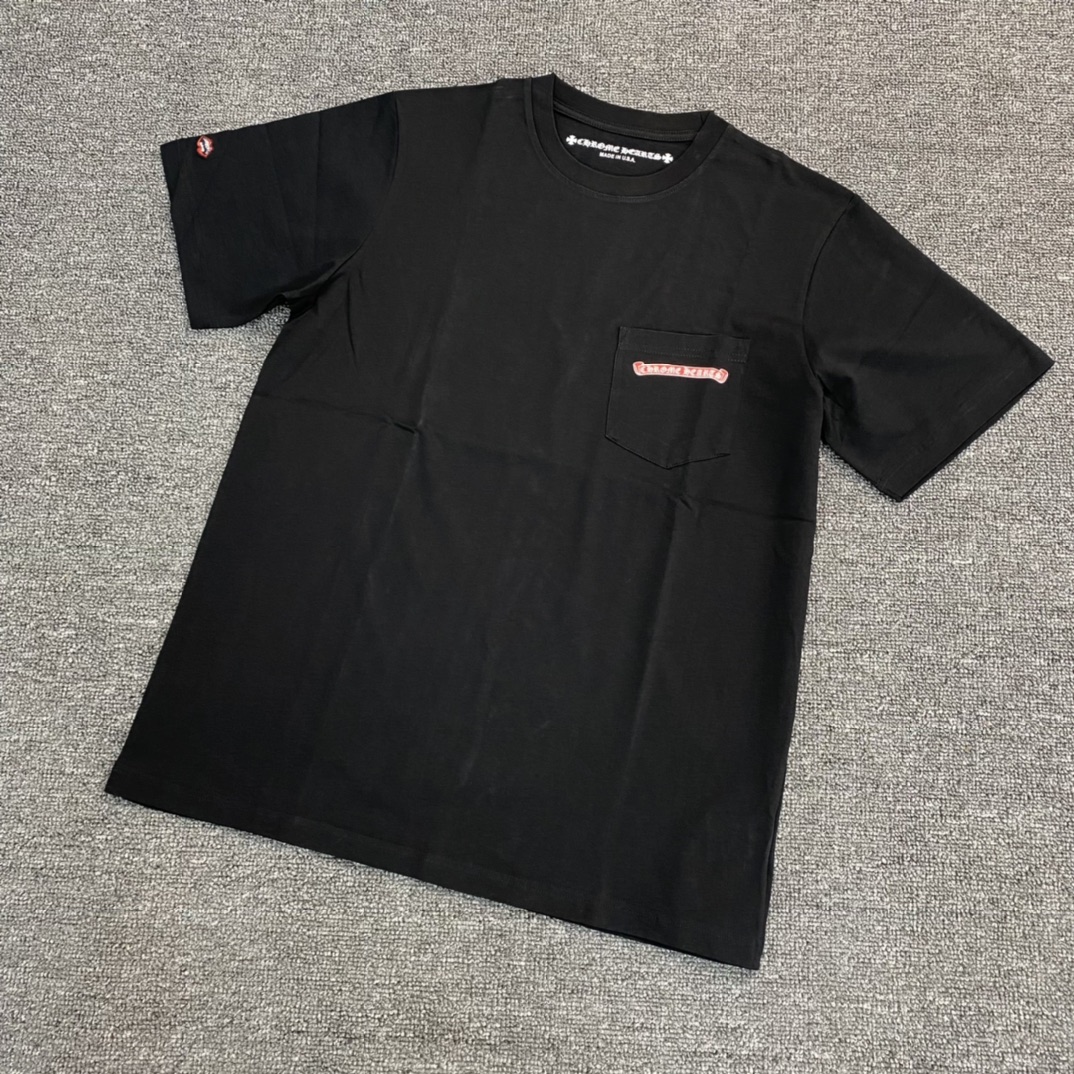 Chrome Hearts CH Stay Fast Racing Flag Short-Sleeve T-ShirtFurniture: Custom-woven and dyed 40% count 230g pure cotton, single-sided reactive dyeing. The entire garment features a hand-printed thermosetting ink, resulting in a slightly matte finish