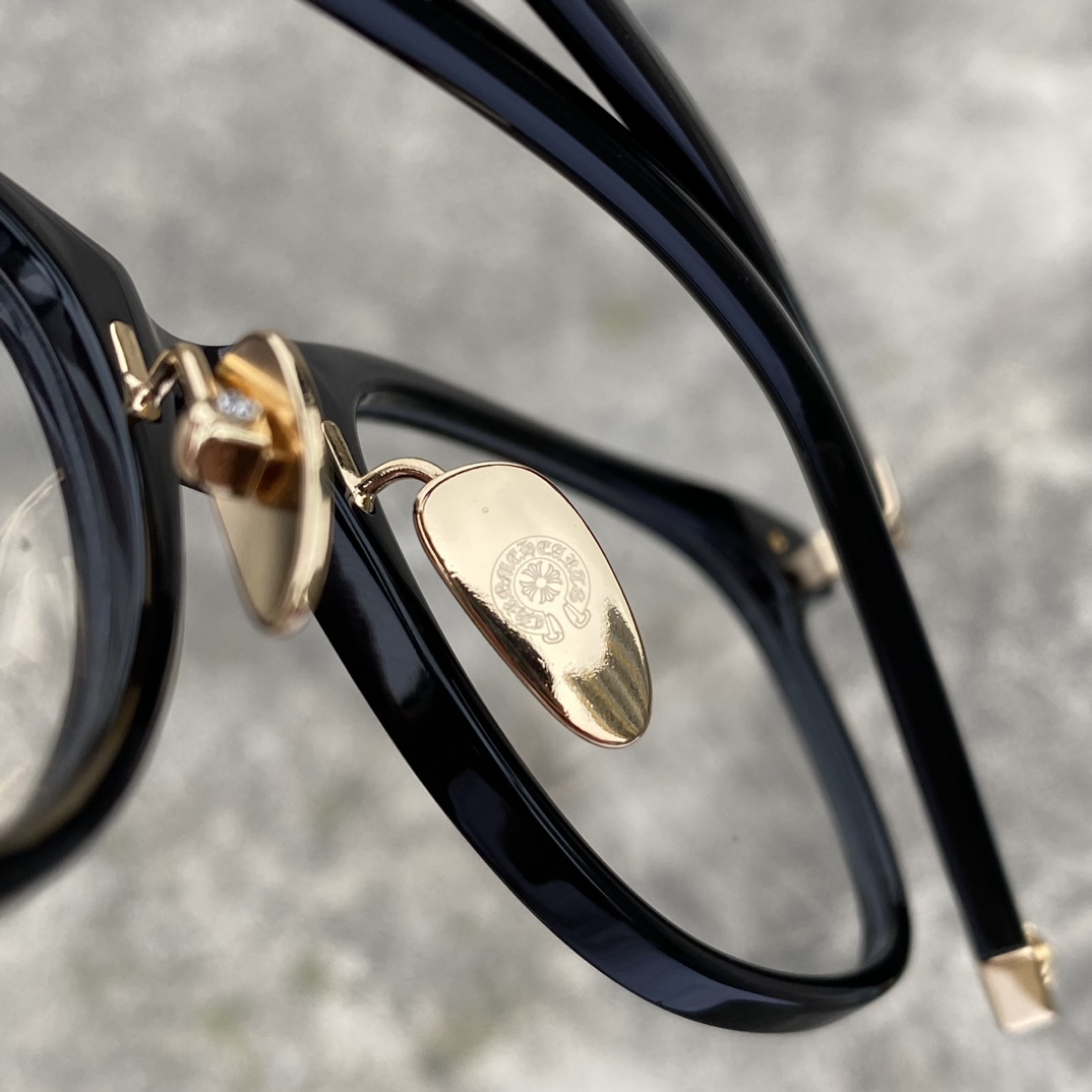 Chrome Hearts Gold Cross Flower EyeglassesChrome Hearts is the epitome of luxury. Their intricate craftsmanship and design exude sophistication. A universally flattering style, these glasses are elegant, clean-cut, and refined, perfect for both for