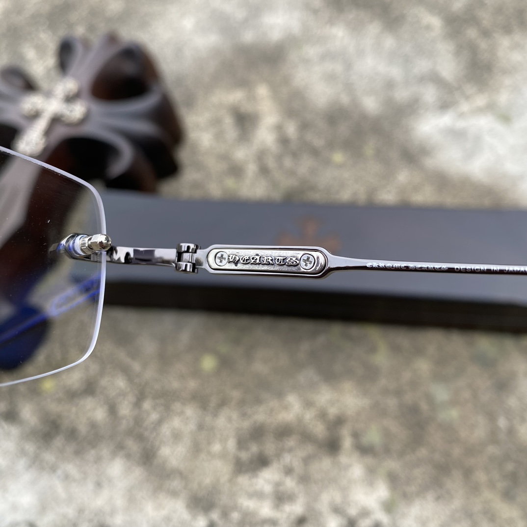 CH Frameless Cross-Patterned Gunmetal GlassesA super popular model, identical to the original, with high-quality nose pads and a mixed-media finish. Every detail is meticulously crafted, featuring exclusive hand-engraved lettering. Only a few hundr