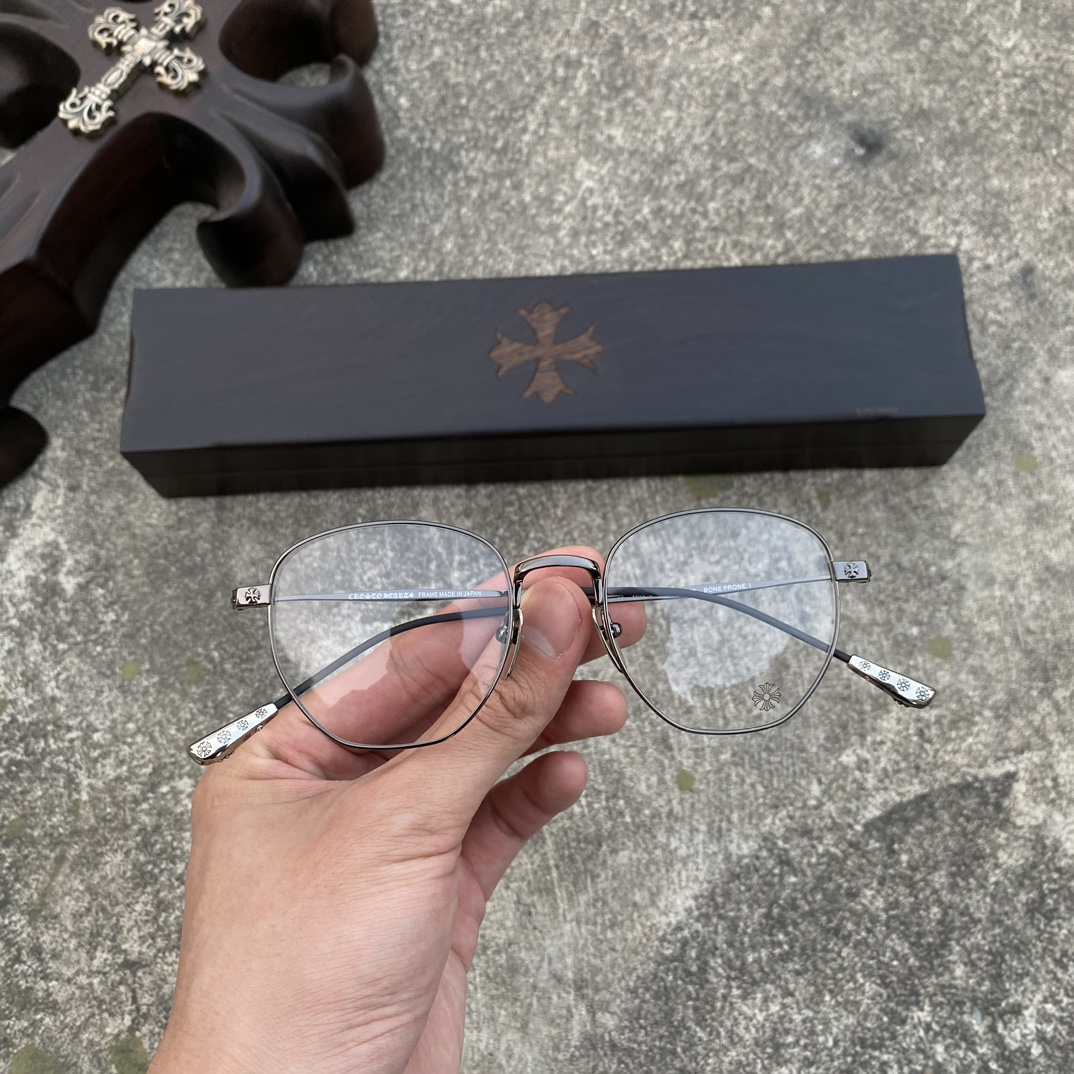 CH Ultralight Pure Titanium Cross-Shaped Glasses (Pure Black)A super popular pair, identical to the original, with high-quality craftsmanship. Every detail is meticulously crafted, featuring exclusive hand-engraved lettering. Only a few hundred yua