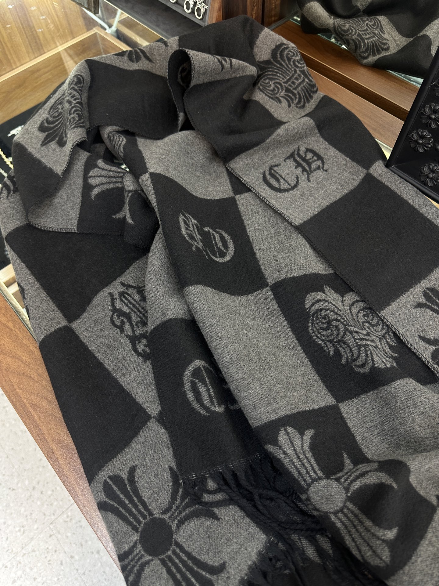 Chrome Heart Scarf, cashmere and wool, hand-stitched, sheepskin cross-stitch pattern, plus a small 925 sterling silver tag. A top-quality item. Size: 180 x 65cm. Unisex.