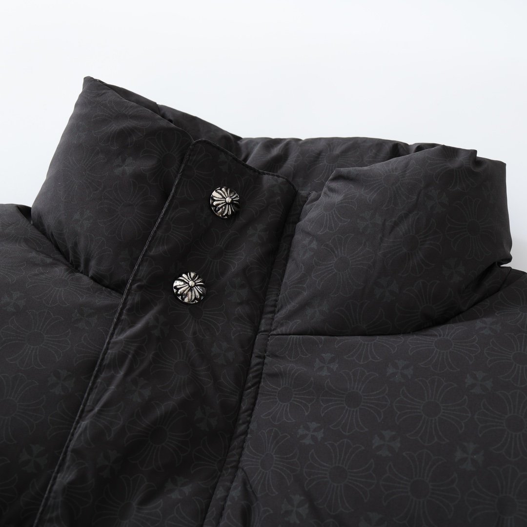 CH's new subtle jacquard down jacket. All sizes are now available. The fabric features a subtle jacquard pattern, making it waterproof, stain-resistant, and breathable. It's filled with 90% standard white duck down. Custom 925 silver buttons, zippers