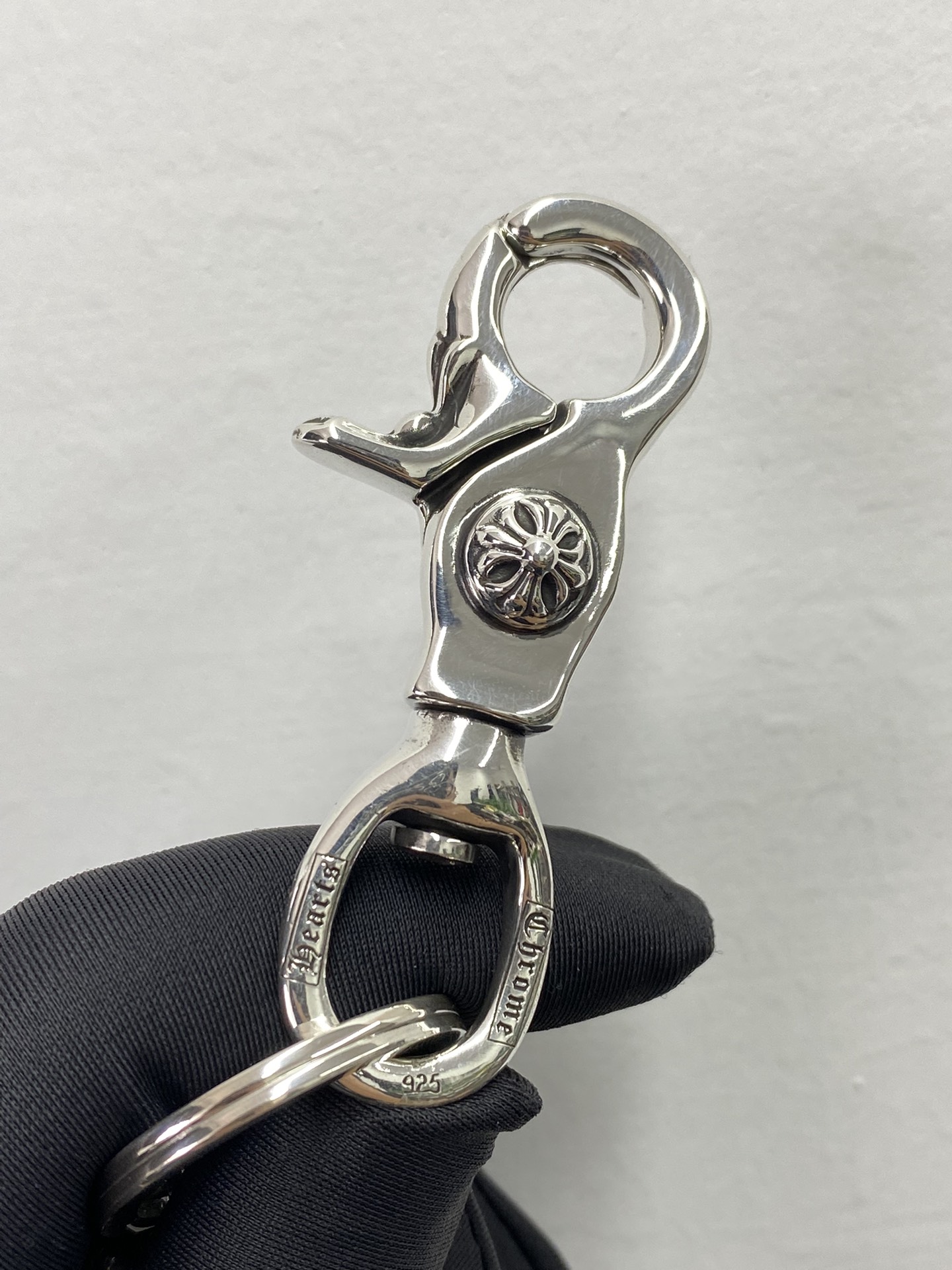 Large cross-shaped flat-headed sword keychain