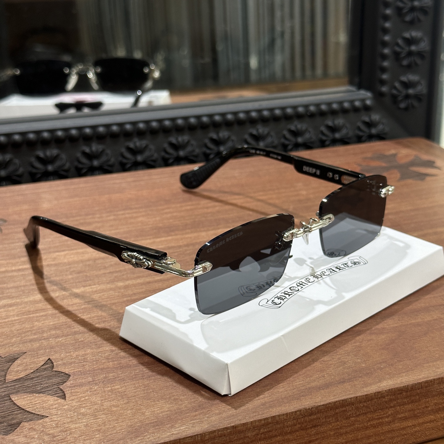 CH Sunglasses Model: DEEP IIMaterial: 925 SilverSize: 57 (20-146)Accessories: Eyeglass Case, Eyeglass Cleaning ClothA summer essential! Looks incredibly cool on!