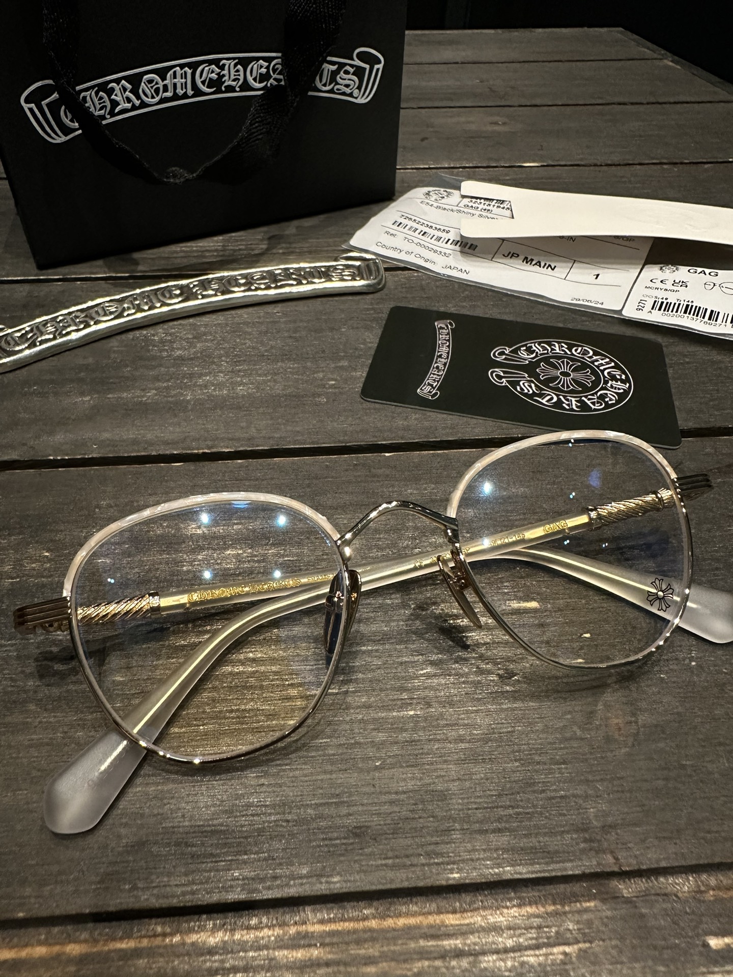 Chrome Hearts GAG EyeglassesExclusive silver version GAG eyeglasses, perfectly replicating details.We previously made a batch of silver version glasses, and recently some customers have been requesting them again.So we're making another batch!