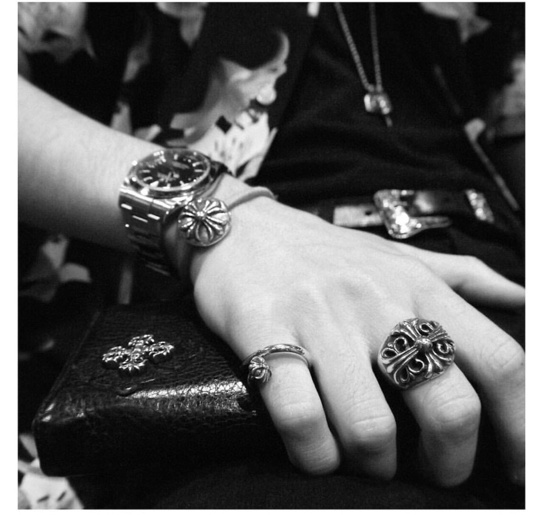 Chrome HeartsTop-quality domestic version of the wide Guardian ringAuthentic design, genuine-grade distressed engraving, anodized textureA high-volume seller daily; the craftsmanship and details speak for themselvesThis Guardian ring, in term