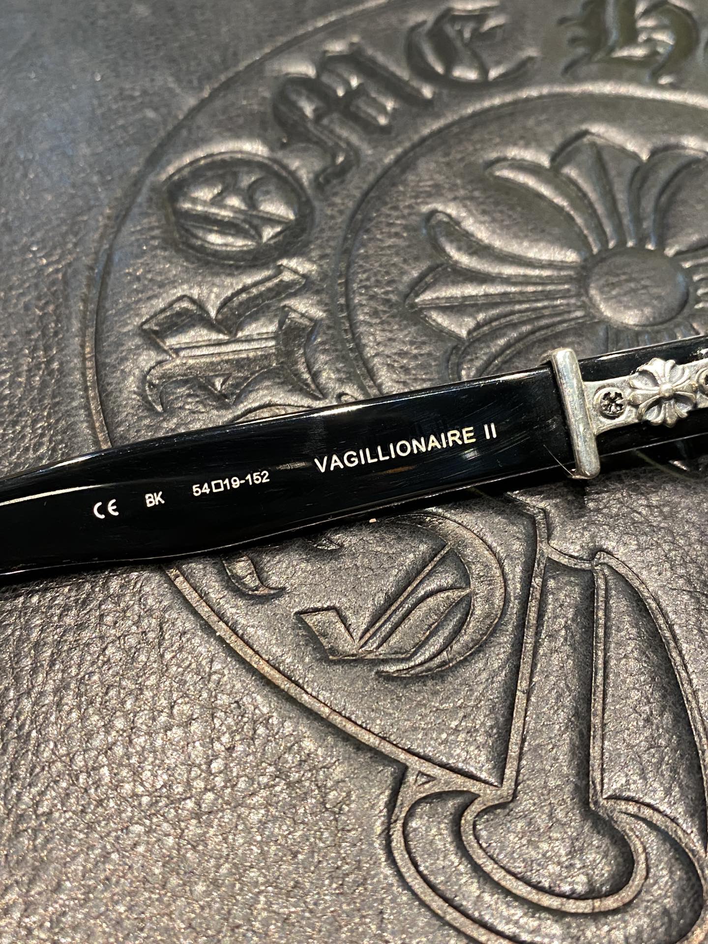 Chrome Hearts925 Sterling Silver Accessories, Glossy Black Sword GlassesCombination frame with two 925 sterling silver sword ornaments. Two cross-shaped details inside. 1:1 replica, meticulous attention to detail. The large black frame is very fl