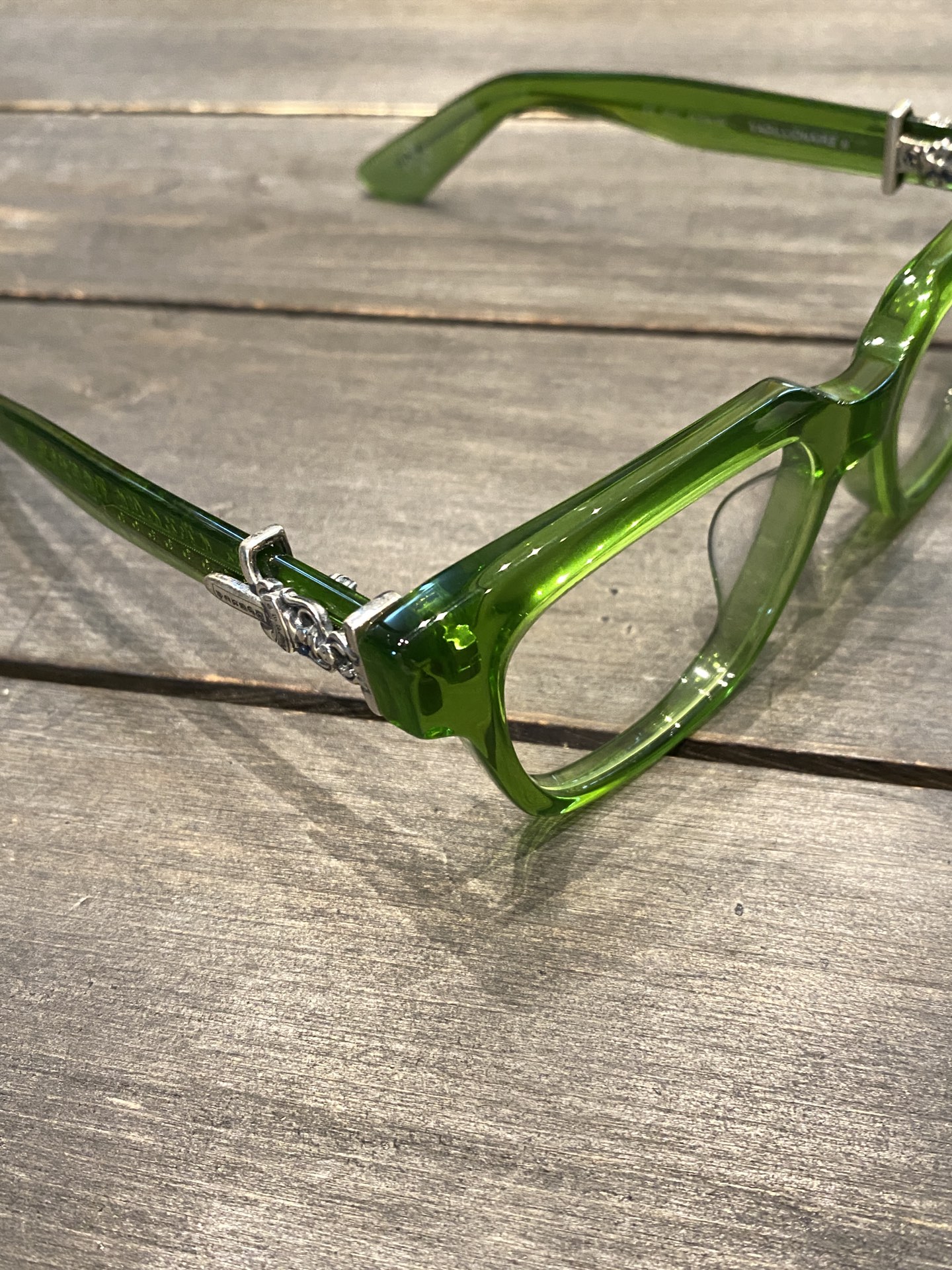 Chrome Hearts925 Sterling Silver Accessories, Emerald Green Sword GlassesCombined frame with two 925 sterling silver sword ornaments. Two cross-shaped details inside. 1:1 replica, meticulous attention to detail. The large black frame is very flat